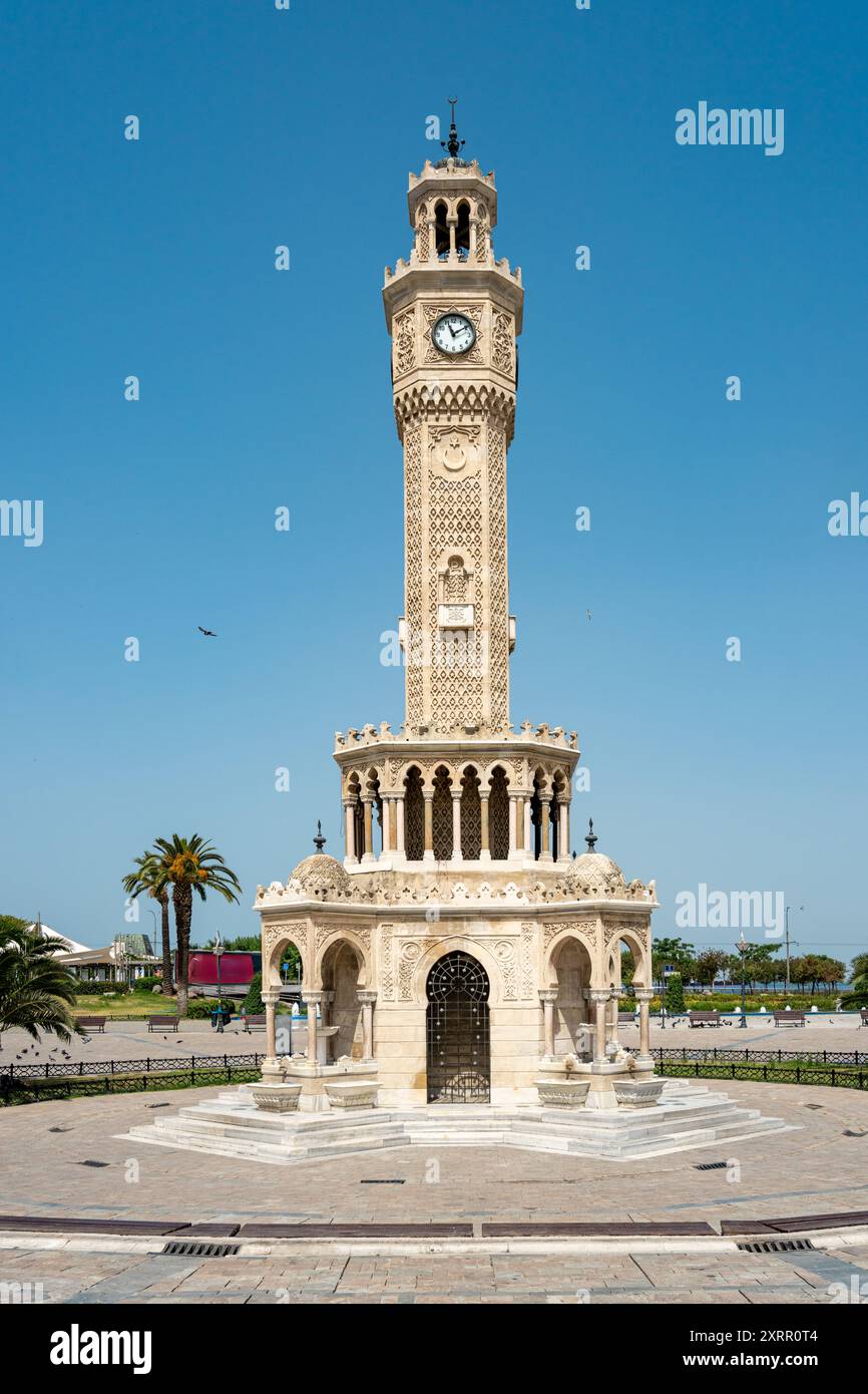 Tour de l'horloge Izmir situé sur la place Izmir Konak par une journée ensoleillée Banque D'Images