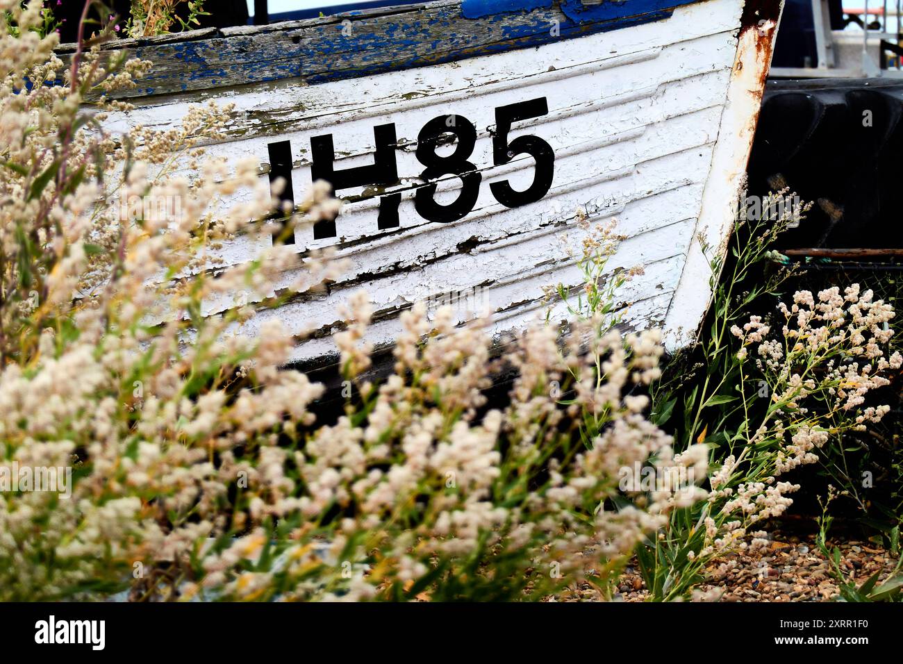 Vieux bateau de pêche en bois sur le front de mer d'Aldeburgh, Suffolk, Angleterre Banque D'Images