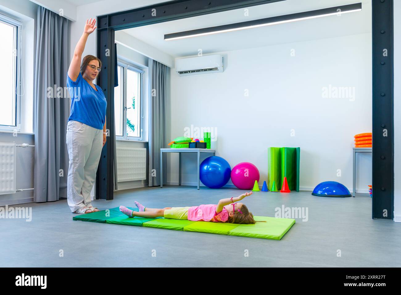 Enfant handicapé physique en séance de physiothérapie. Enfant atteint d'infirmité motrice cérébrale s'exerçant avec son thérapeute pendant la physiothérapie. Banque D'Images