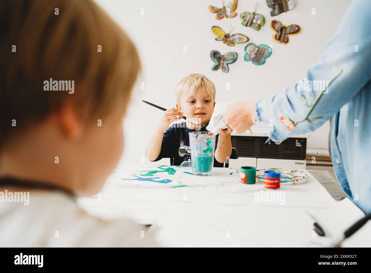 Jeunes enfants peignant dans un studio d'art. Banque D'Images