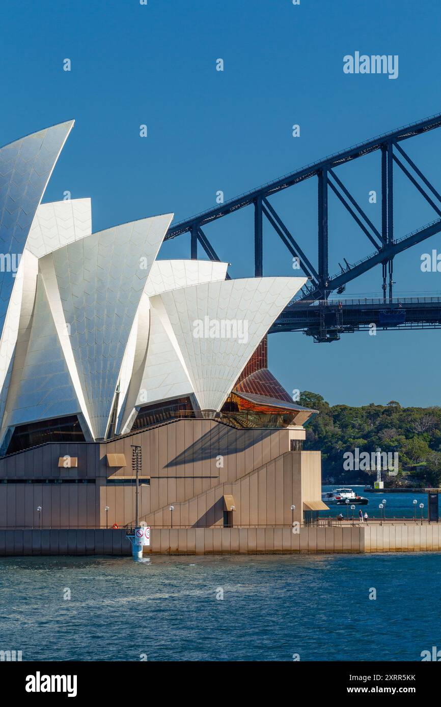 Détail architectural de l'Opéra de Sydney et du Sydney Harbour Bridge à Sydney, Australie, avec espace de copie pour la mise en page éditoriale. Banque D'Images