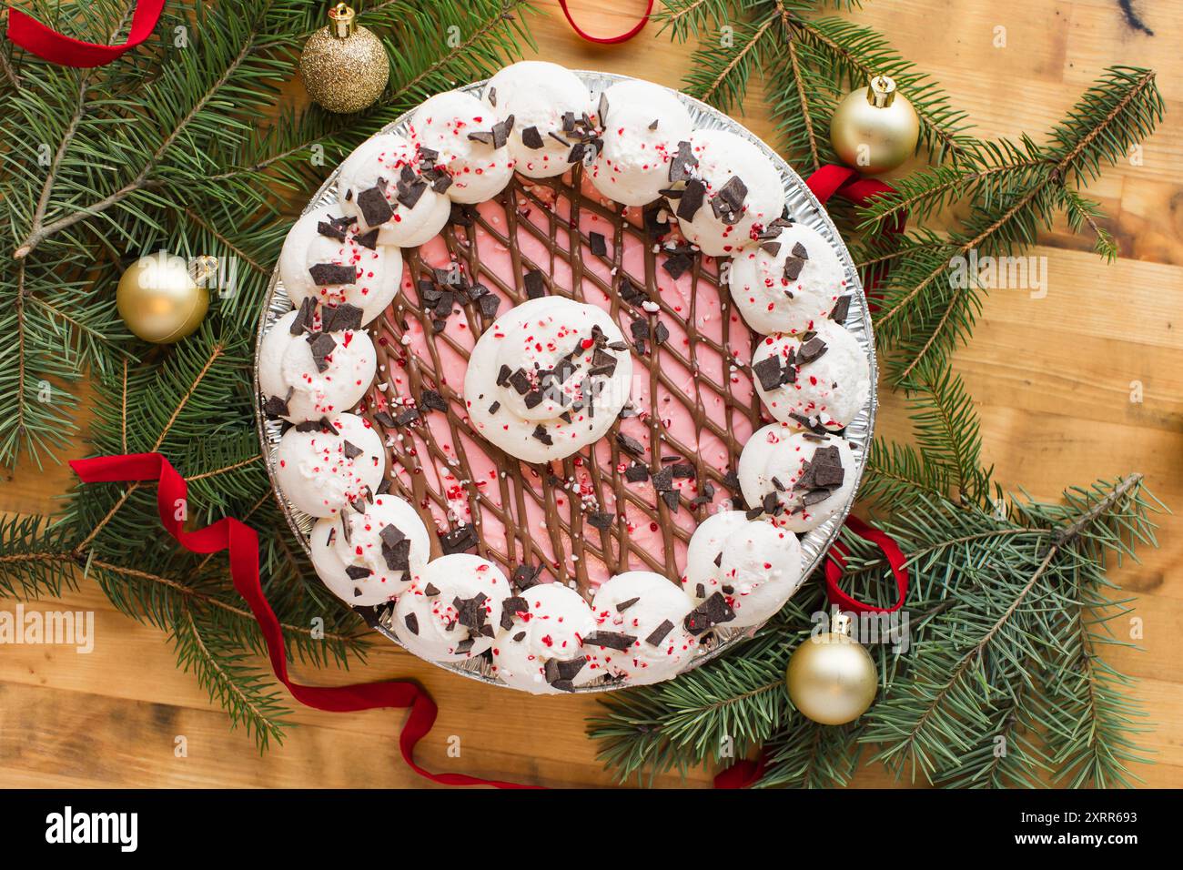 Tarte à la crème de menthe poivrée garnie de crème fouettée, shavin de chocolat Banque D'Images