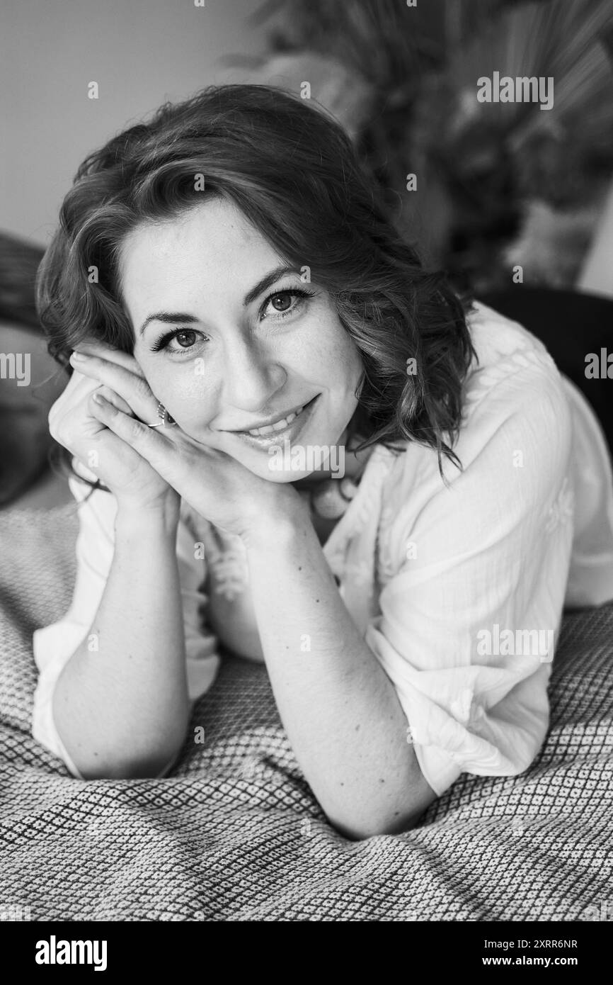 belle femme d'âge moyen aux cheveux rouges, séance photo en studio Banque D'Images