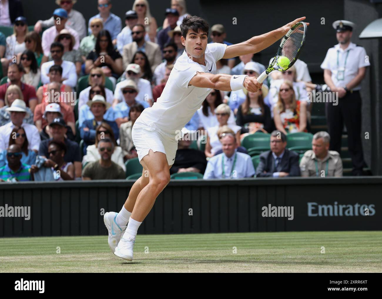 Joueur de tennis espagnol Carlos Alcaraz en action aux championnats de Wimbledon 2024, Londres, Angleterre. Banque D'Images