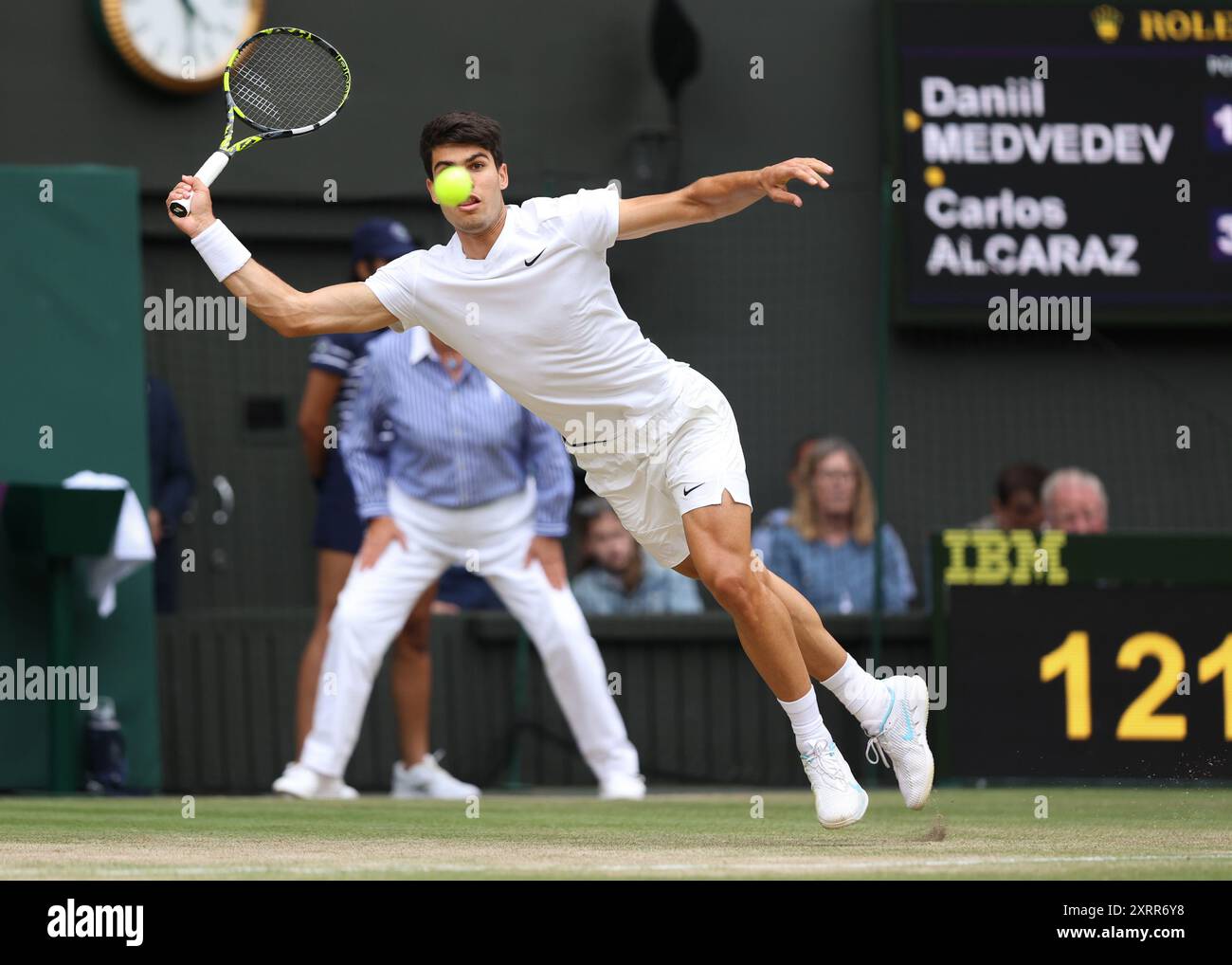 Joueur de tennis espagnol Carlos Alcaraz en action aux championnats de Wimbledon 2024, Londres, Angleterre. Banque D'Images