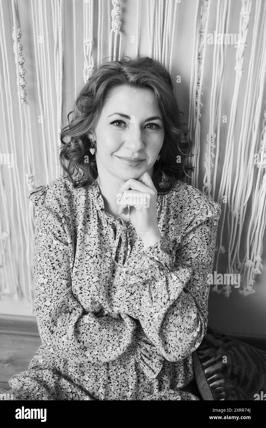 une femme d'âge mûr rêveuse sur le lit Banque D'Images