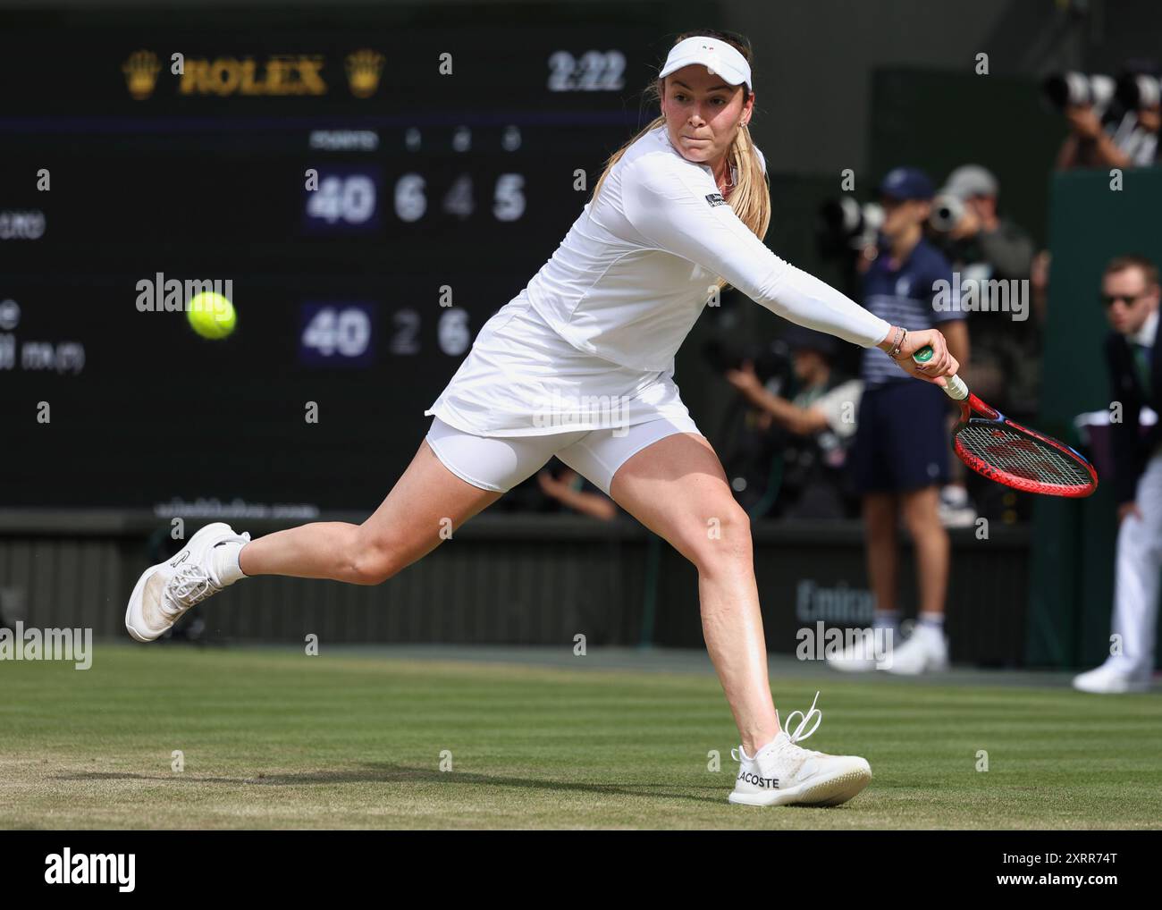 La joueuse de tennis croate Donna Vekic en action aux championnats de Wimbledon 2024, Londres, Angleterre. Banque D'Images