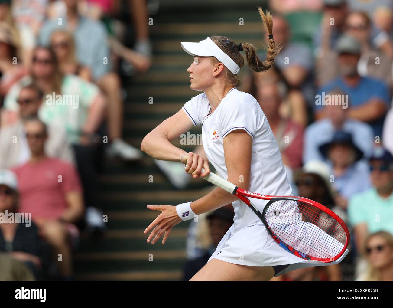 La joueuse de tennis kazakhe Elena Rybakina en action aux championnats de Wimbledon 2024, Londres, Angleterre. Banque D'Images