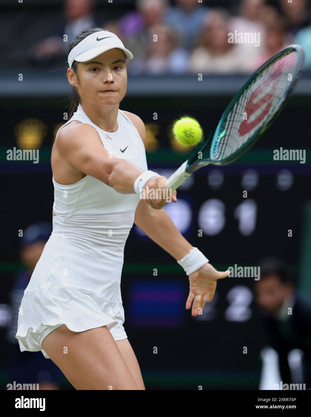 La joueuse de tennis britannique Emma Raducanu en action aux championnats de Wimbledon 2024, Londres, Angleterre. Banque D'Images