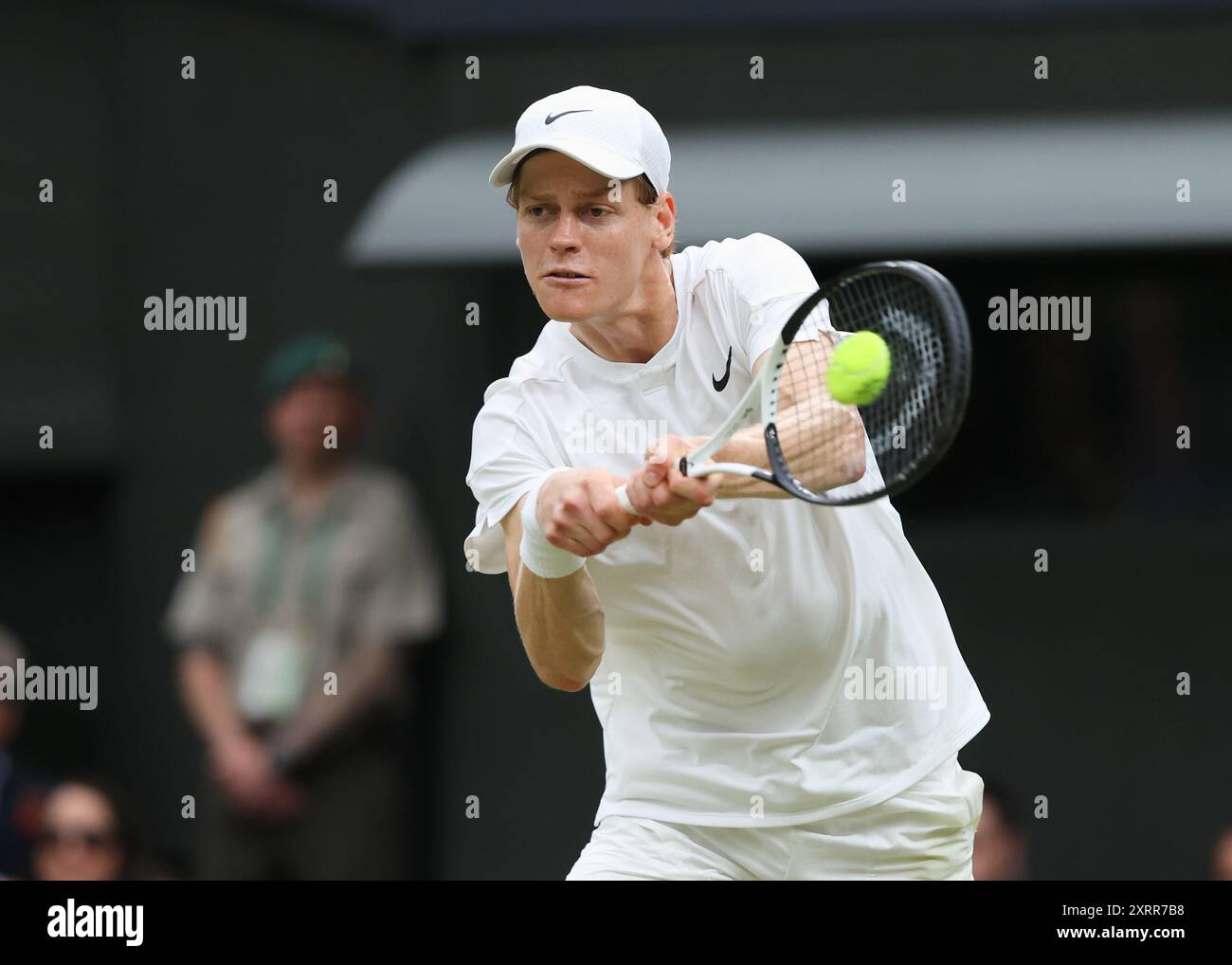 Le joueur de tennis italien Jannik Sinner en action aux championnats de Wimbledon 2024, Londres, Angleterre. Banque D'Images