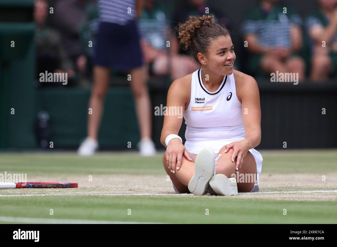 La joueuse de tennis italienne Jasmine Paolini assise sur le sol après une chute aux championnats de Wimbledon 2024, Londres, Angleterre. Banque D'Images