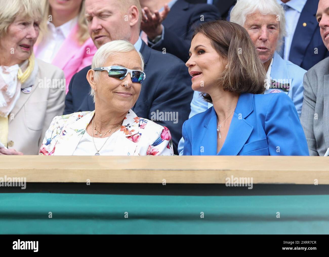 Martina Navratilova et sa partenaire Julia Lemigova regardant l'action aux Championnats de Wimbledon 2024, Londres, Angleterre. Banque D'Images