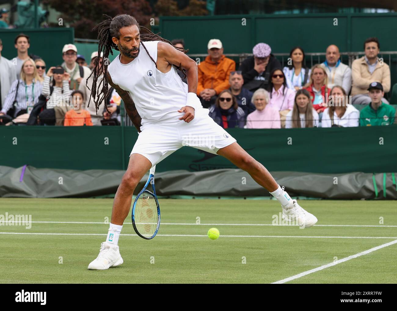 Joueur de tennis jamaïcain Dustin Brown en action aux championnats de Wimbledon 2024, Londres, Angleterre. Banque D'Images