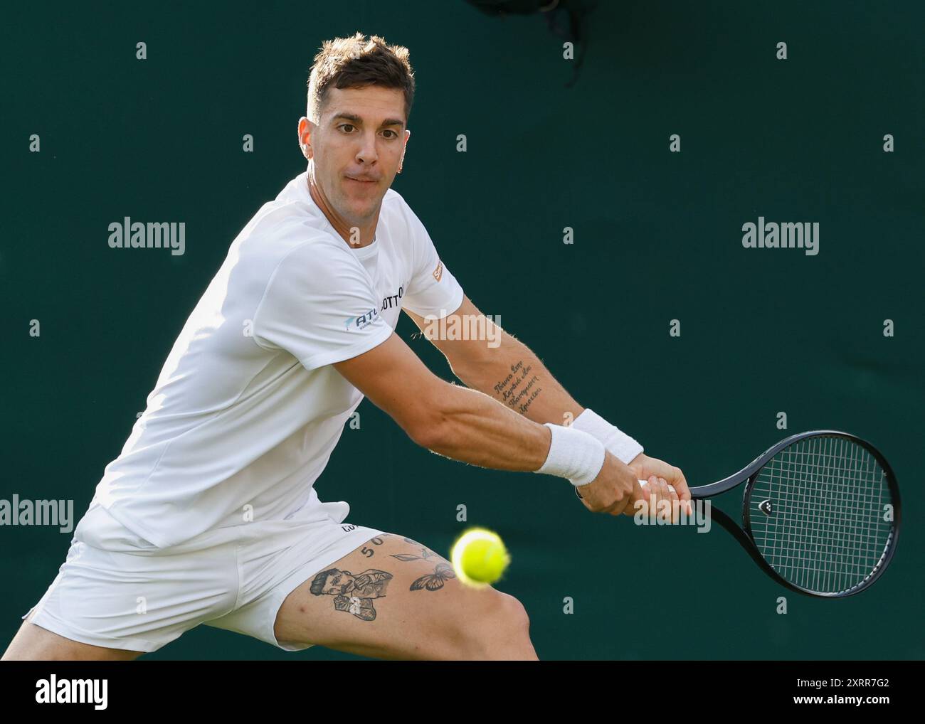 Le joueur de tennis australien Thanasi Kokkinakis en action aux championnats de Wimbledon 2024, Londres, Angleterre. Banque D'Images