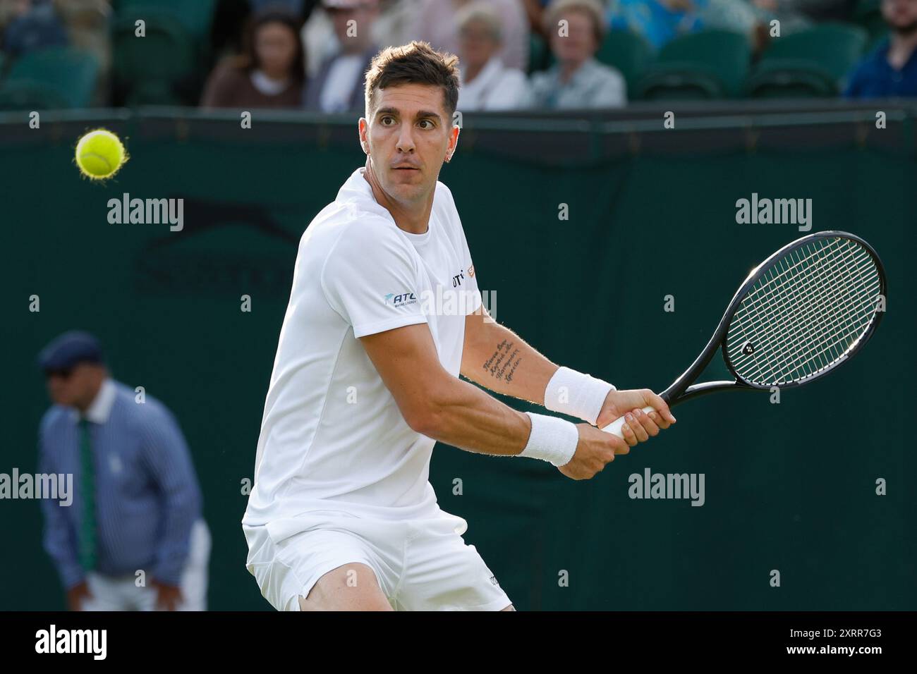 Le joueur de tennis australien Thanasi Kokkinakis en action aux championnats de Wimbledon 2024, Londres, Angleterre. Banque D'Images
