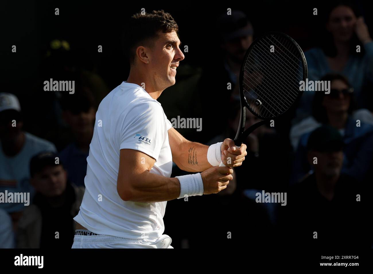 Le joueur de tennis australien Thanasi Kokkinakis en action aux championnats de Wimbledon 2024, Londres, Angleterre. Banque D'Images