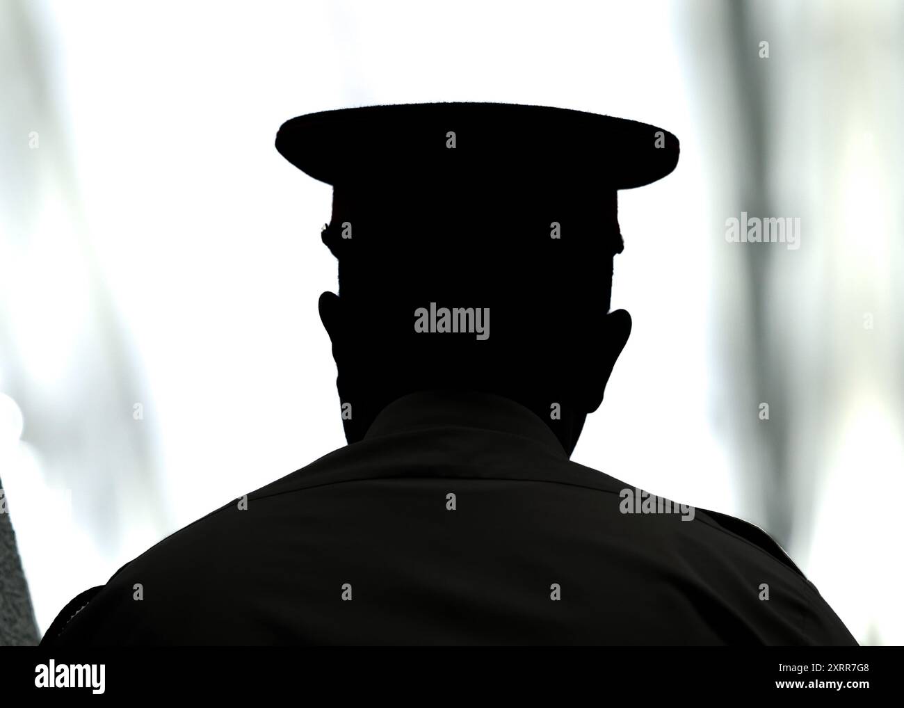 Vue arrière silhouette d'un soldat debout dans l'entrée du court central aux championnats de Wimbledon 2024, Londres, Angleterre. Banque D'Images