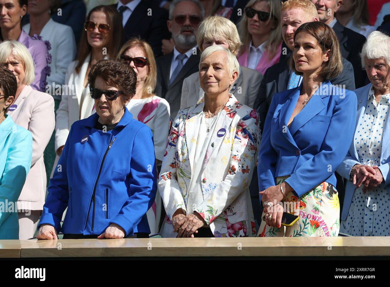 Martina Navratilova (au milieu) sa partenaire Julia Lemigova et la légende du tennis Billie Jean King (à gauche) regardant l'action aux Championnats de Wimbledon 2024 Banque D'Images