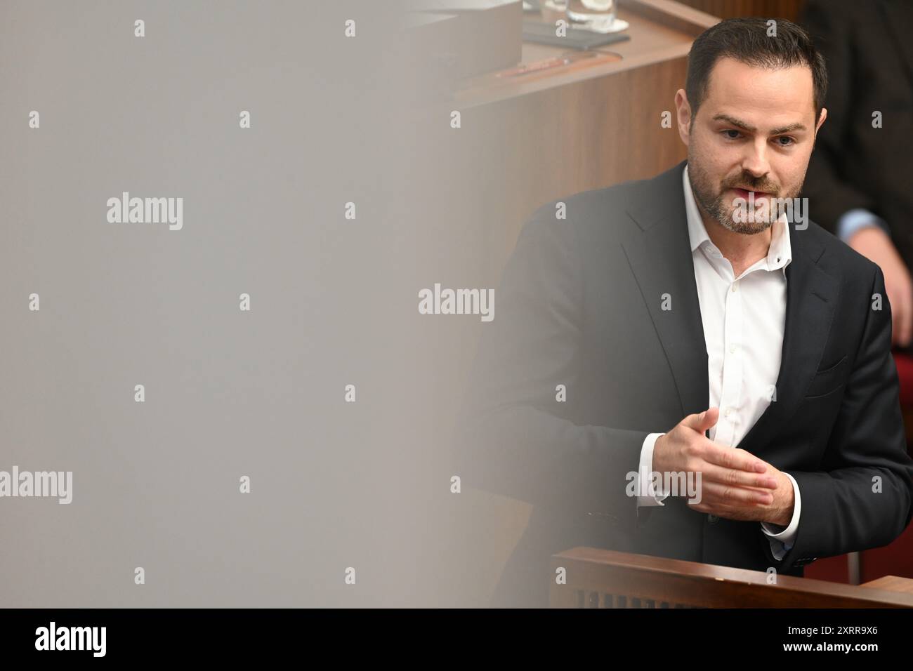 Brême, Allemagne. 12 août 2024. Thore Schäck, président d'État du FDP Brême, s'adresse au parlement de Brême. Le groupe parlementaire CDU de Brême a demandé un vote de censure. La raison en est la gestion inadéquate et non transparente de l'autorité de l'éducation. Les groupes parlementaires Bündnis Deutschland et FDP ont tous deux annoncé qu'ils soutenaient la motion de censure. Crédit : Lars Penning/dpa/Alamy Live News Banque D'Images