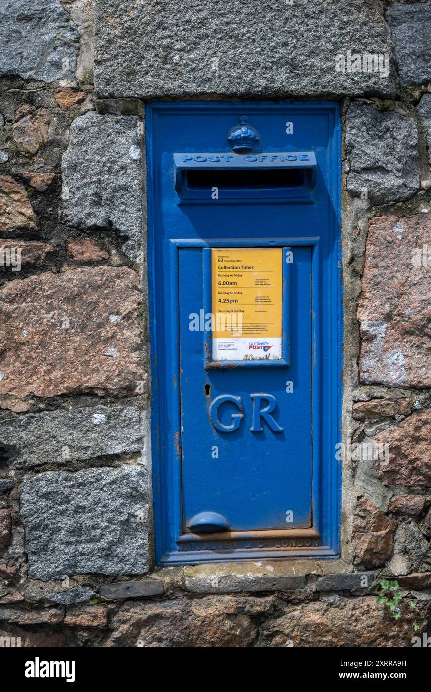 Boîte postale bleue à Wall, Guernesey, Îles Anglo-Normandes, Royaume-Uni Banque D'Images