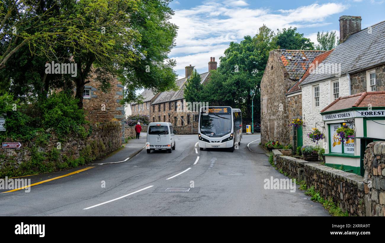 Guernesey bus arrivant à rural Stop, îles Anglo-Normandes, Royaume-Uni Banque D'Images
