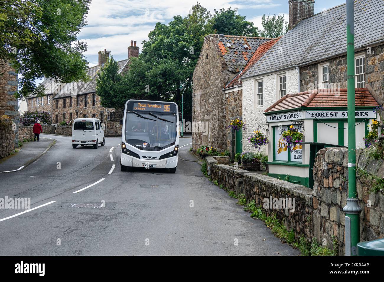 Guernesey bus arrivant à rural Stop, îles Anglo-Normandes, Royaume-Uni Banque D'Images