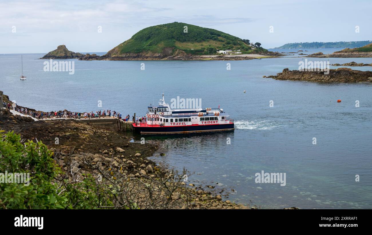 Ferry de St Peter Port à Rosaire Steps déchargement des passagers, Herm Island, îles Anglo-Normandes, Royaume-Uni Banque D'Images