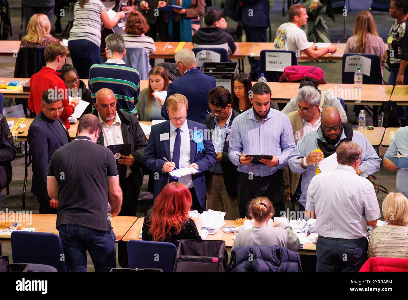 Le comptage a lieu sur le sol de la CPI à Birmingham. Le dépouillement des élections générales de 2024 à Birmingham a lieu à la CPI à Birmingham. Banque D'Images