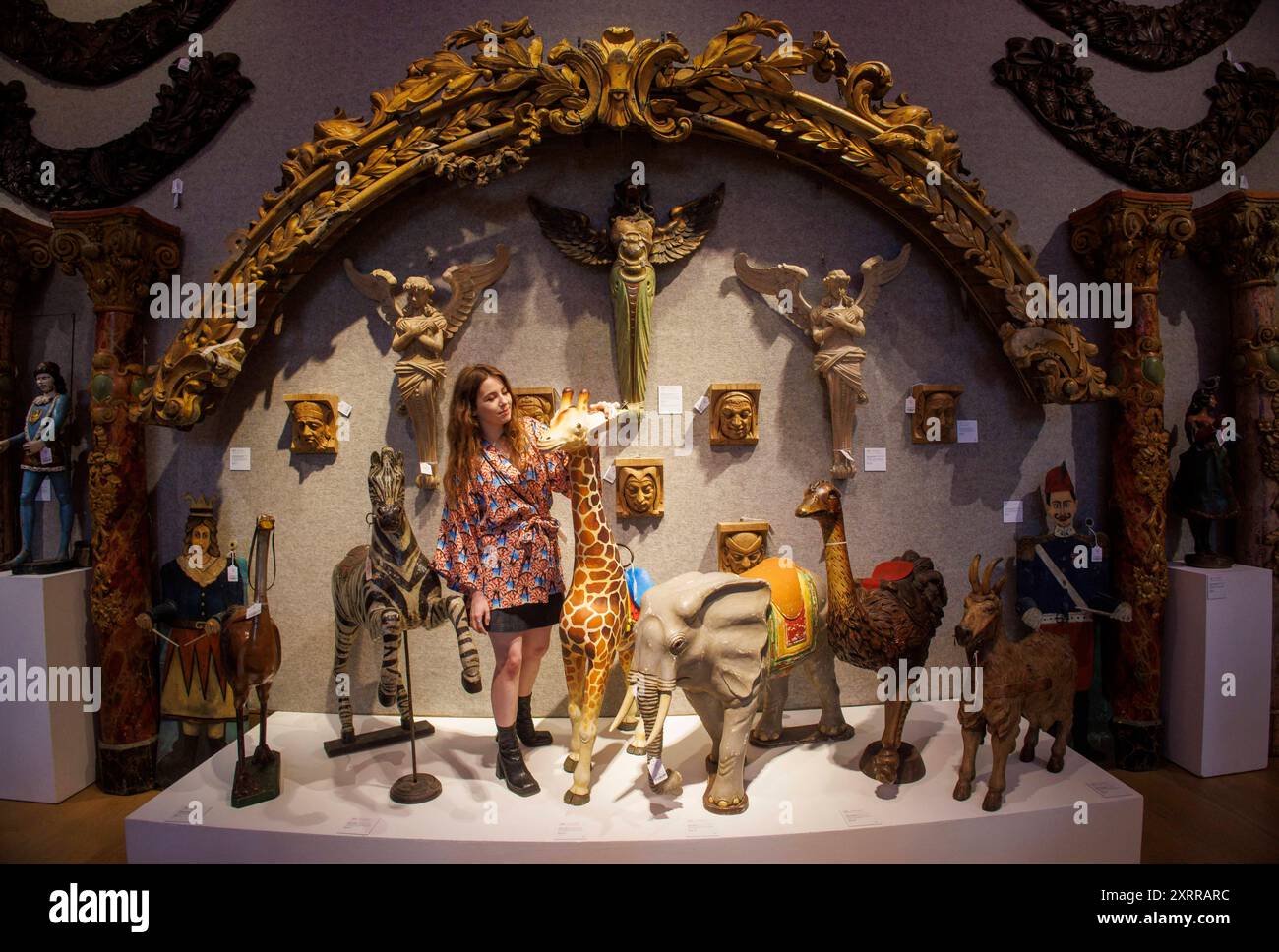 Londres, Royaume-Uni. 12 août 2024. Le plus grand spectacle à Bonhams. Amassé par Ross Hutchinson sur une période de quarante ans, Bonhams est ravi de proposer à la vente l’un des plus importants assemblages d’art forfaitaire encore existant aujourd’hui. Avec une ménagerie éclectique d'animaux de carrousel sculptés (y compris des dragons, des zèbres et des centaures) ainsi que des machines à pièces, des affiches et des formes sculpturales. Crédit : Mark Thomas/Alamy Live News Banque D'Images