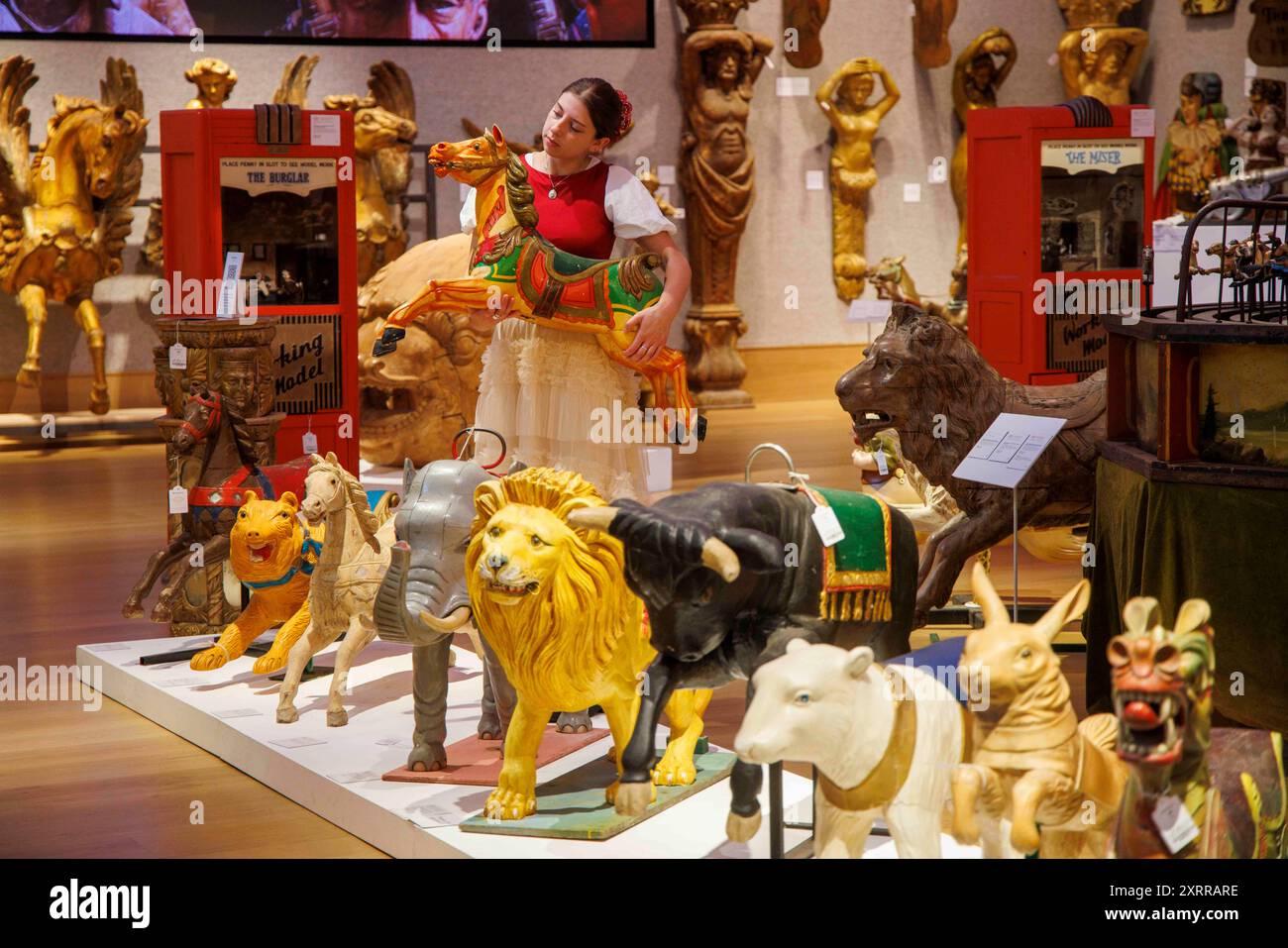 Londres, Royaume-Uni. 12 août 2024. Le plus grand spectacle à Bonhams. Amassé par Ross Hutchinson sur une période de quarante ans, Bonhams est ravi de proposer à la vente l’un des plus importants assemblages d’art forfaitaire encore existant aujourd’hui. Avec une ménagerie éclectique d'animaux de carrousel sculptés (y compris des dragons, des zèbres et des centaures) ainsi que des machines à pièces, des affiches et des formes sculpturales. Crédit : Mark Thomas/Alamy Live News Banque D'Images