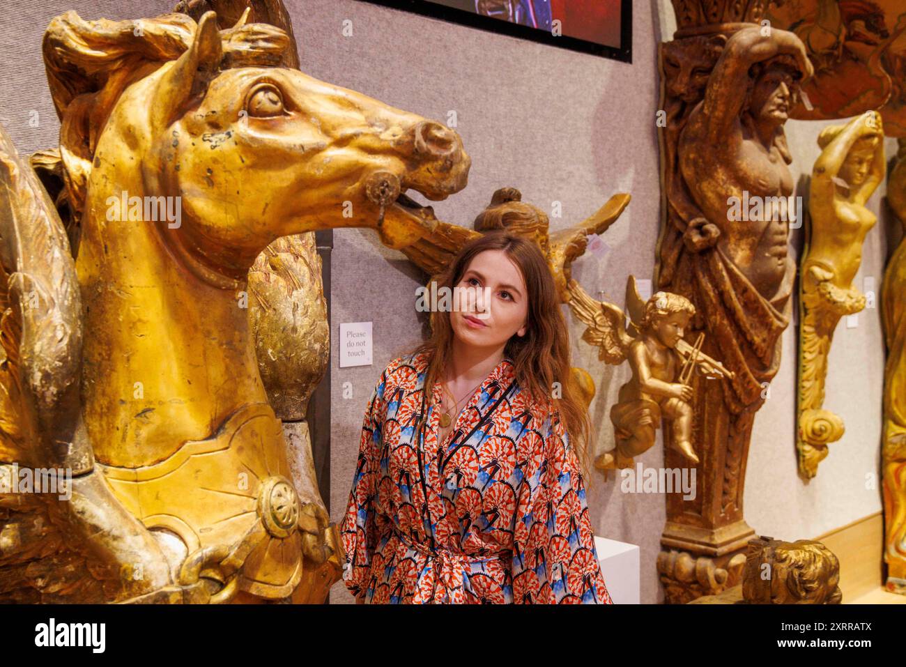 Londres, Royaume-Uni. 12 août 2024. Le plus grand spectacle à Bonhams. Amassé par Ross Hutchinson sur une période de quarante ans, Bonhams est ravi de proposer à la vente l’un des plus importants assemblages d’art forfaitaire encore existant aujourd’hui. Avec une ménagerie éclectique d'animaux de carrousel sculptés (y compris des dragons, des zèbres et des centaures) ainsi que des machines à pièces, des affiches et des formes sculpturales. Crédit : Mark Thomas/Alamy Live News Banque D'Images
