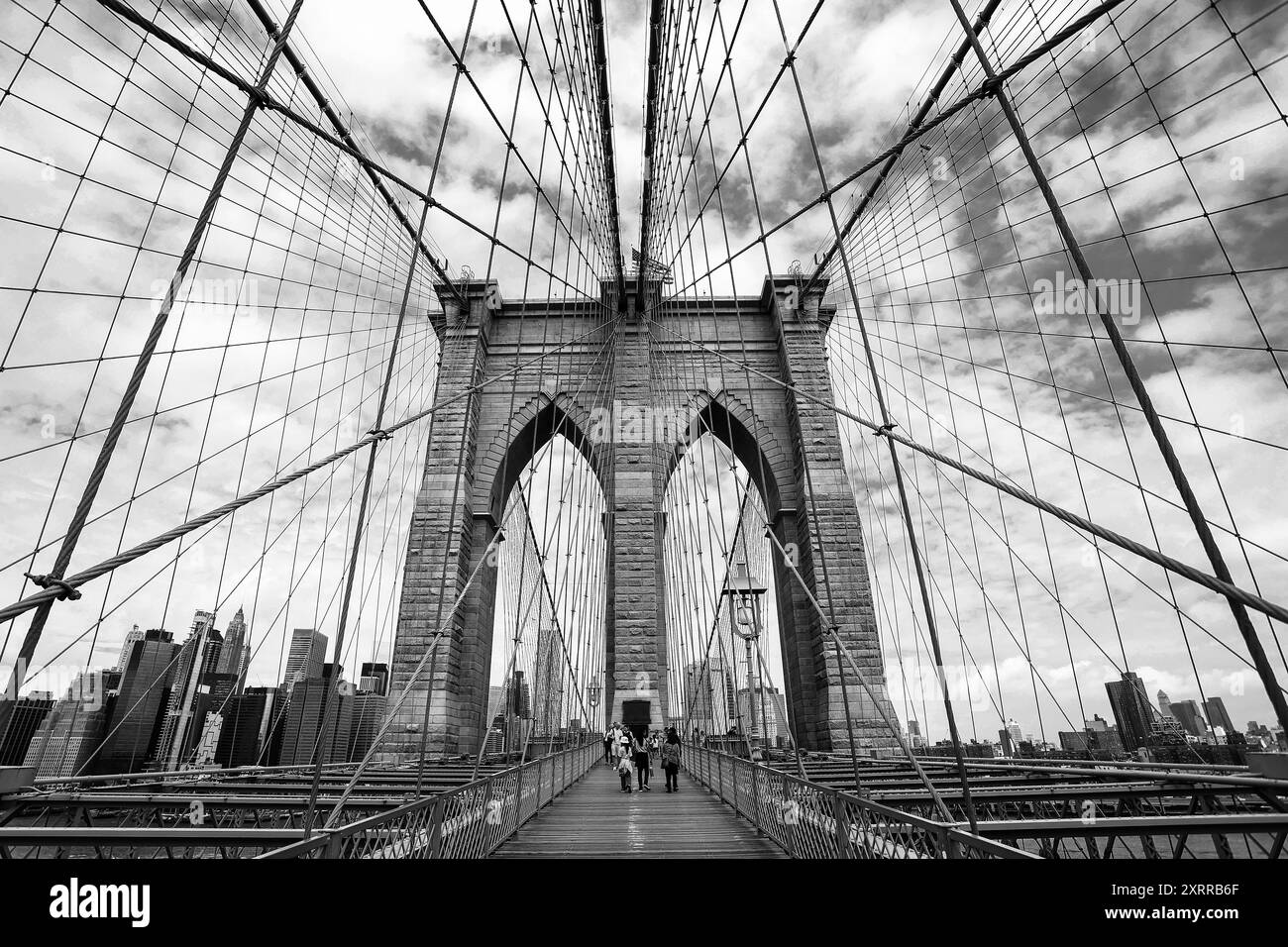 Vue générale en noir et blanc de l'arche du pont de Brooklyn à Manhattan, New York, États-Unis d'Amérique. Banque D'Images
