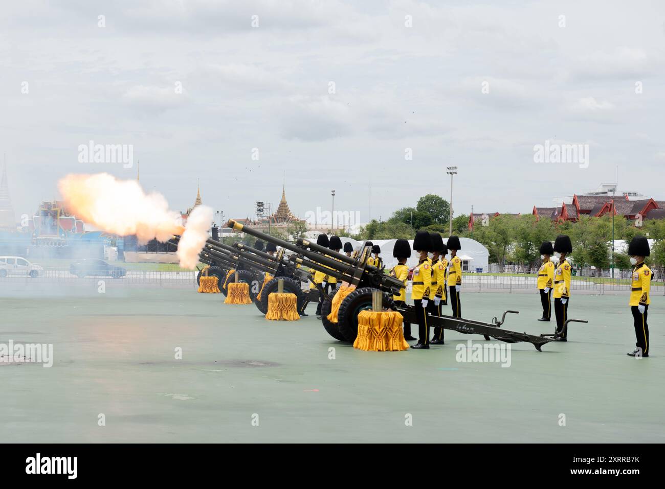 Bangkok, Thaïlande. 13 juillet 2024. 1er régiment d'artillerie de campagne, Garde du Roi, Armée royale thaïlandaise, un salut de 21 canons en honneur célébrant le 92e anniversaire de sa Majesté la Reine Sirikit la Reine mère au terrain cérémonial de Sanam Luang à l'extérieur du Grand Palais (Wat Phra Kaew) à Bangkok Thaïlande le 12 août, 2024. (Photo de Teera Noisakran/Sipa USA) crédit : Sipa USA/Alamy Live News Banque D'Images