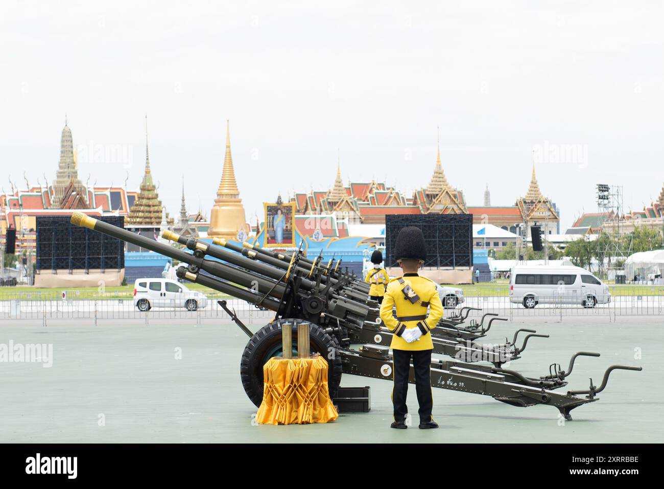 Bangkok, Thaïlande. 13 juillet 2024. 1er régiment d'artillerie de campagne, Garde du Roi, Armée royale thaïlandaise, prépare un salut de 21 canons en l'honneur célébrant à l'occasion du 92e anniversaire de sa Majesté la reine Sirikit la reine mère à Sanam Luang cérémonie terrain à l'extérieur du Grand Palais (Wat Phra Kaew) à Bangkok Thaïlande le 12 août 2024. (Photo de Teera Noisakran/Sipa USA) crédit : Sipa USA/Alamy Live News Banque D'Images