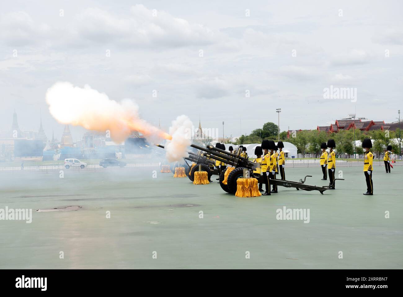 Bangkok, Thaïlande. 13 juillet 2024. 1er régiment d'artillerie de campagne, Garde du Roi, Armée royale thaïlandaise, un salut de 21 canons en honneur célébrant le 92e anniversaire de sa Majesté la Reine Sirikit la Reine mère au terrain cérémonial de Sanam Luang à l'extérieur du Grand Palais (Wat Phra Kaew) à Bangkok Thaïlande le 12 août, 2024. (Photo de Teera Noisakran/Sipa USA) crédit : Sipa USA/Alamy Live News Banque D'Images