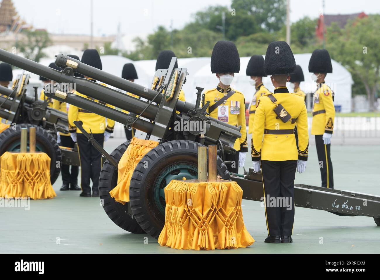 Bangkok, Thaïlande. 13 juillet 2024. 1er régiment d'artillerie de campagne, Garde du Roi, Armée royale thaïlandaise, prépare un salut de 21 canons en l'honneur célébrant à l'occasion du 92e anniversaire de sa Majesté la reine Sirikit la reine mère à Sanam Luang cérémonie terrain à l'extérieur du Grand Palais (Wat Phra Kaew) à Bangkok Thaïlande le 12 août 2024. (Photo de Teera Noisakran/Sipa USA) crédit : Sipa USA/Alamy Live News Banque D'Images