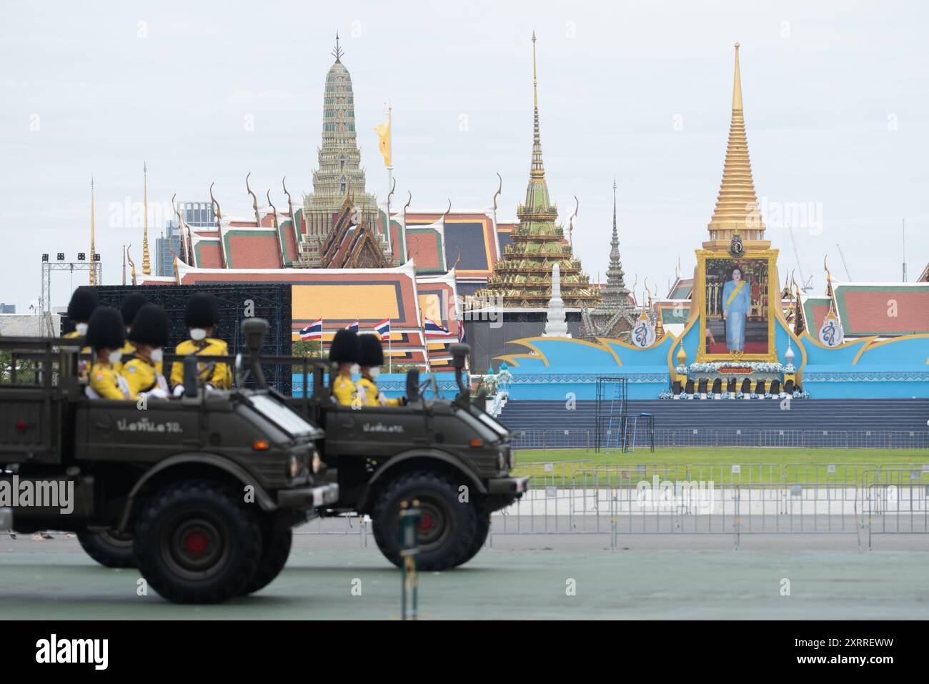 Bangkok, Thaïlande. 13 juillet 2024. Portrait de sa Majesté la reine Sirikit la reine mère installé sur la zone de l'événement en l'honneur de la célébration à l'occasion du 92e anniversaire de sa Majesté la reine Sirikit la reine mère à Sanam Luang terrain cérémoniel à l'extérieur du Grand Palais (Wat Phra Kaew) à Bangkok Thaïlande le 12 août 2024. (Photo de Teera Noisakran/Sipa USA) crédit : Sipa USA/Alamy Live News Banque D'Images