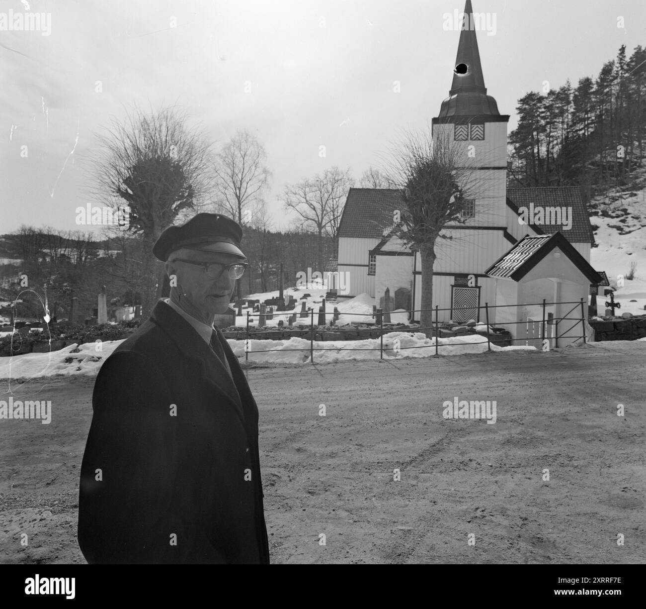 Courant 51-7-1968 : L'église au bord de la mer. Il y a une église quelque part entre Risør et Tvedestrand. Il se trouve dans une vallée face à la mer, et est en soi tout un morceau de l'histoire norvégienne. Ici, il y a des couleurs qui peuvent à la fois distraire et ravir, et qui réfutent la tradition selon laquelle une maison de Dieu doit ou doit être un endroit sombre. Photo : Sverre A. Børretzen / Aktuell / NTB ***PHOTO NON TRAITÉE*** ce texte d'image est traduit automatiquement ce texte d'image est traduit automatiquement Banque D'Images