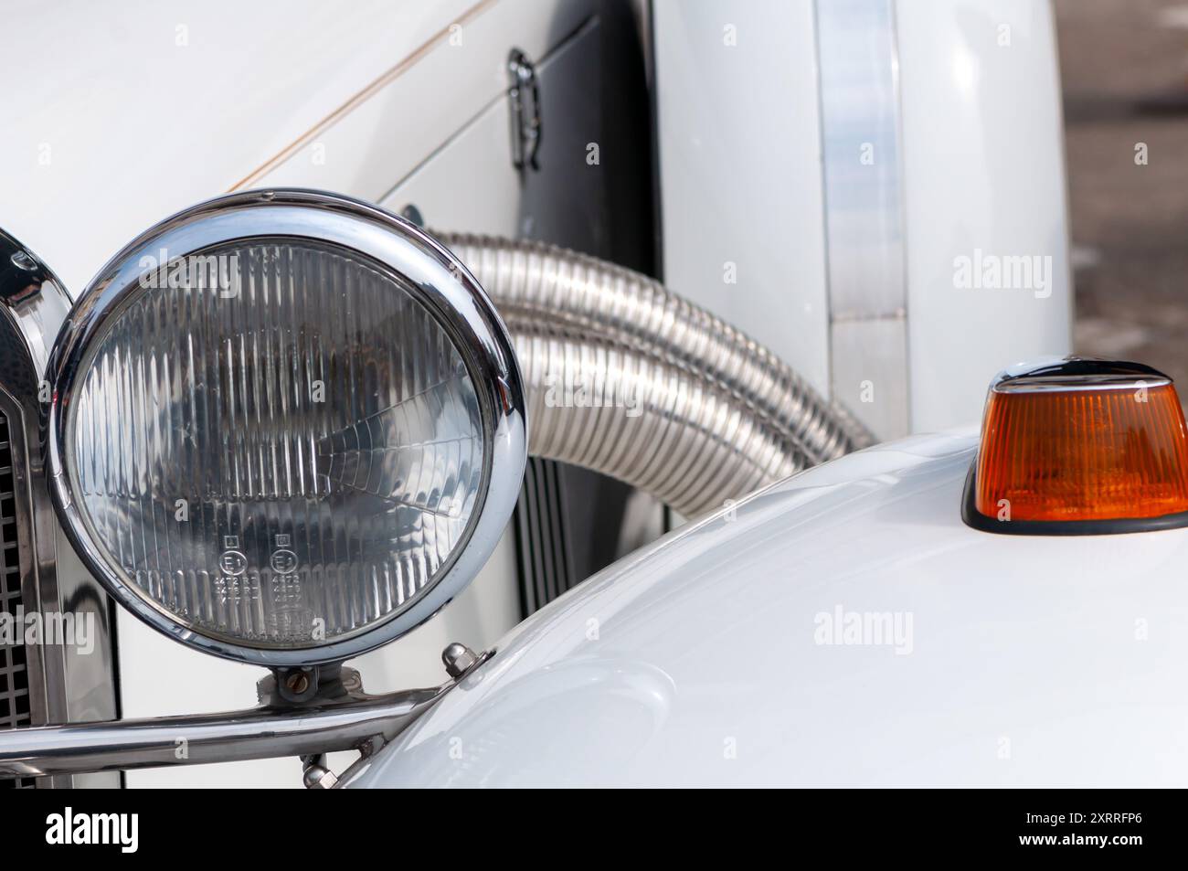 Timisoara, Roumanie - 22 avril 2017 : phares d'un ancien Excalibur Phaeton 1981 Banque D'Images
