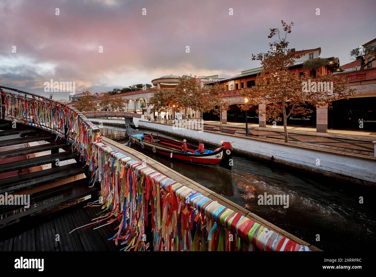 Stadtansicht von Aveiro, genannt das Venedig Portugals, mit bunten Bändern geschmückte Kanalbrücke, Gondel Moliceiro, Nachtansicht mit Himmelsfärbung Impressionen Aveiro *** vue de la ville d'Aveiro, appelé la Venise du Portugal, pont de canal décoré de rubans colorés, gondole Moliceiro, vue de nuit avec la coloration du ciel impressions Aveiro Banque D'Images