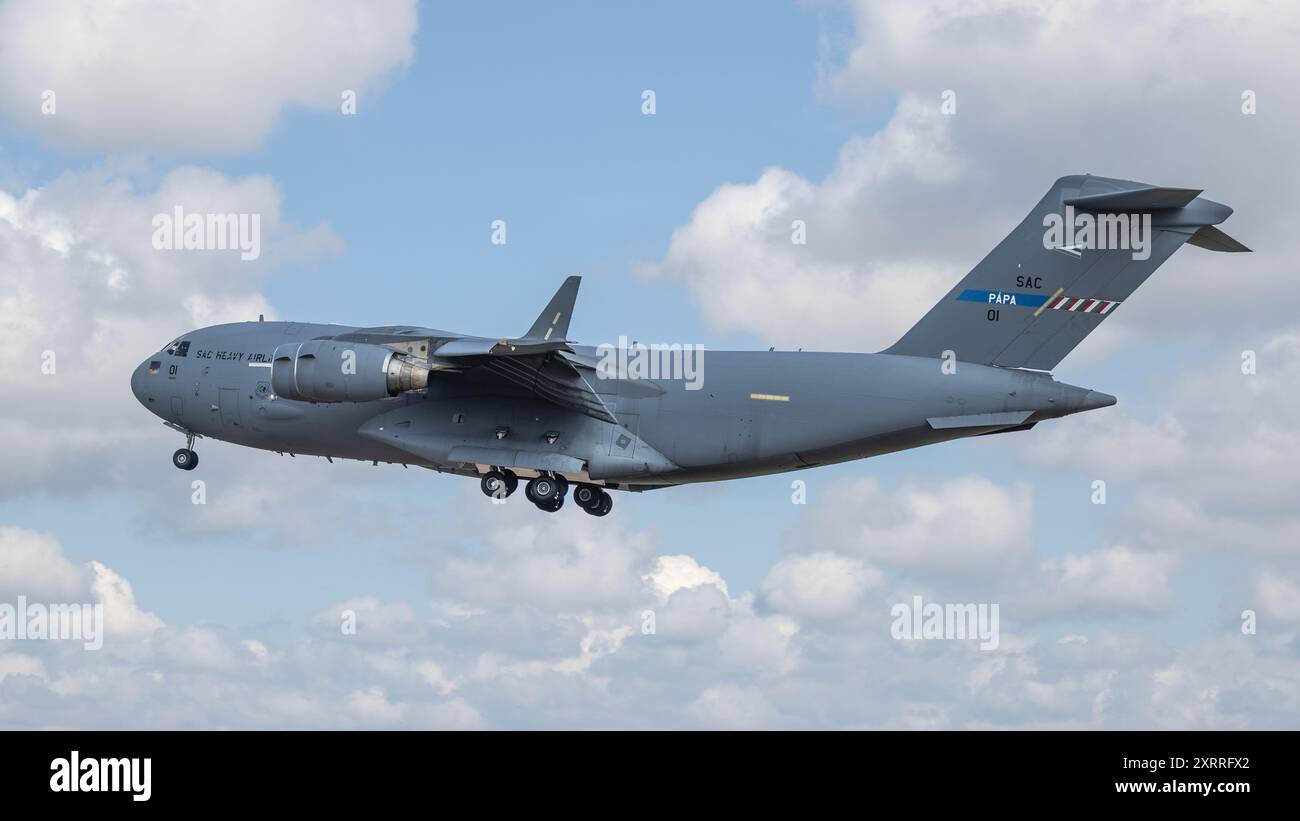 United States Air Force - Boeing C-17A Globemaster III, arrivant à la RAF Fairford pour prendre part à l'exposition statique au RIAT 2024. Banque D'Images