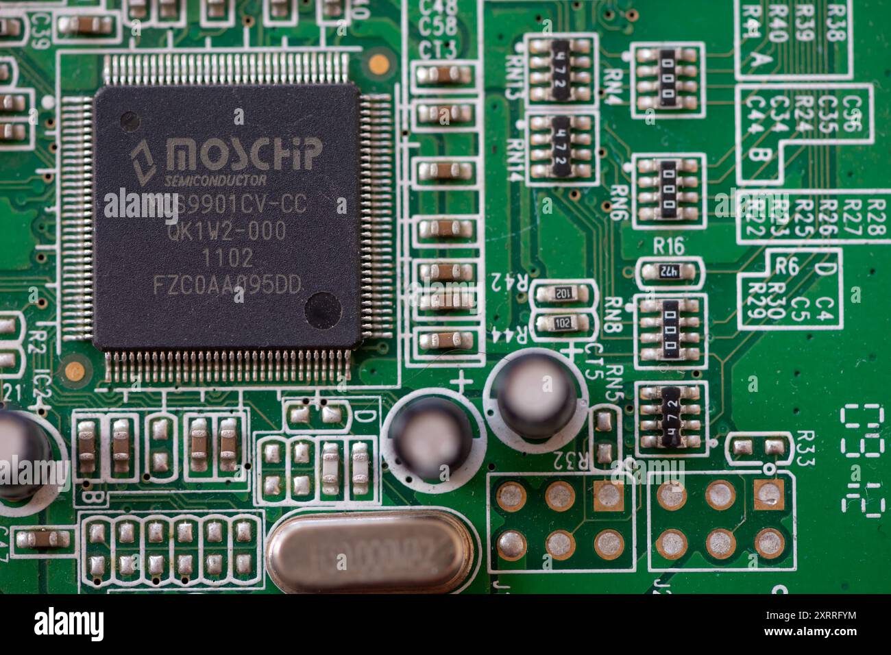 Timisoara, Roumanie - 18 janvier 2020 : gros plan d'un contrôleur multifonction Moschip MCS9901CV-CC PCI Express vers E/S. Composants électroniques Banque D'Images
