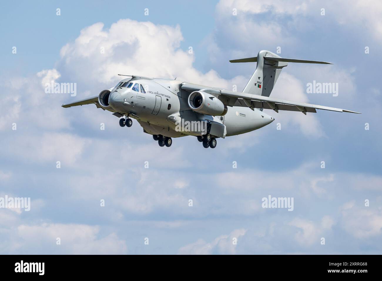 Armée de l'air portugaise - Embraer C-390 Millennium, arrivant à la RAF Fairford pour prendre part à l'exposition statique au Royal International Air Tattoo. Banque D'Images