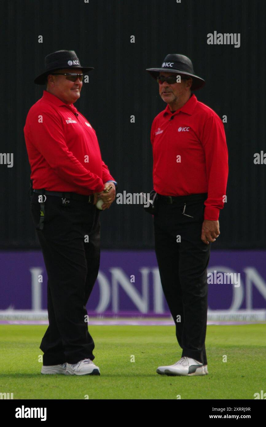 Leeds, Royaume-Uni, 1er septembre 2016. Les arbitres Marais Erasmus et Tim Robinson lors d'une pause dans le 4e Royal London One Day International entre l'Angleterre et le Pakistan à Headingley. Crédit : Colin Edwards Banque D'Images