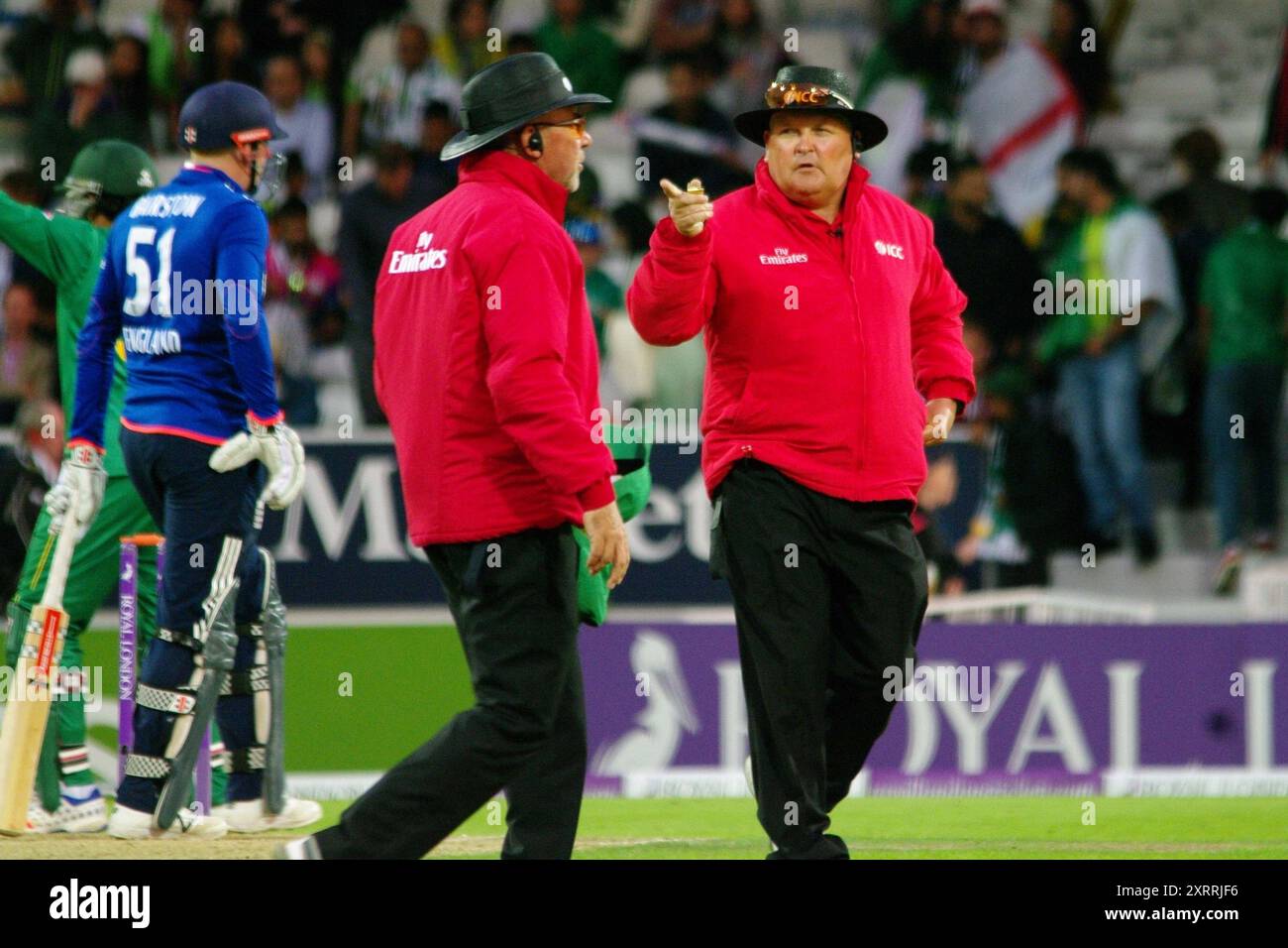 Leeds, Royaume-Uni, 1er septembre 2016. Les arbitres Tim Robinson et Marais Erasmus lors du 4e Royal London One Day International entre l'Angleterre et le Pakistan à Headingley. Crédit : Colin Edwards Banque D'Images