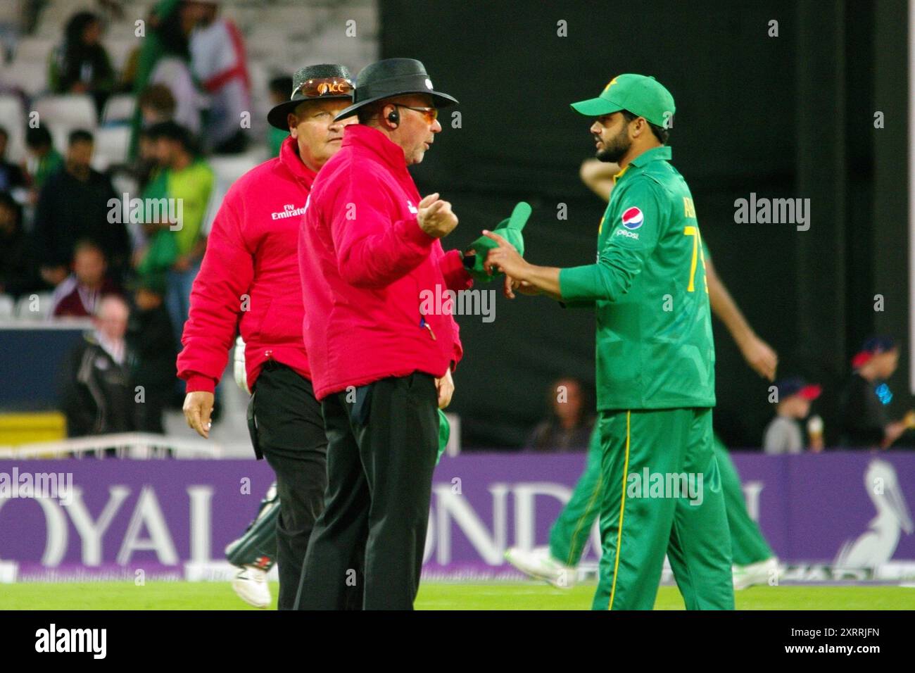 Leeds, Royaume-Uni, 1er septembre 2016. Les arbitres Tim Robinson et Marais Erasmus discutent avec le capitaine Azhar Ali lors du 4e Royal London One Day International entre l'Angleterre et le Pakistan à Headingley. Crédit : Colin Edwards Banque D'Images