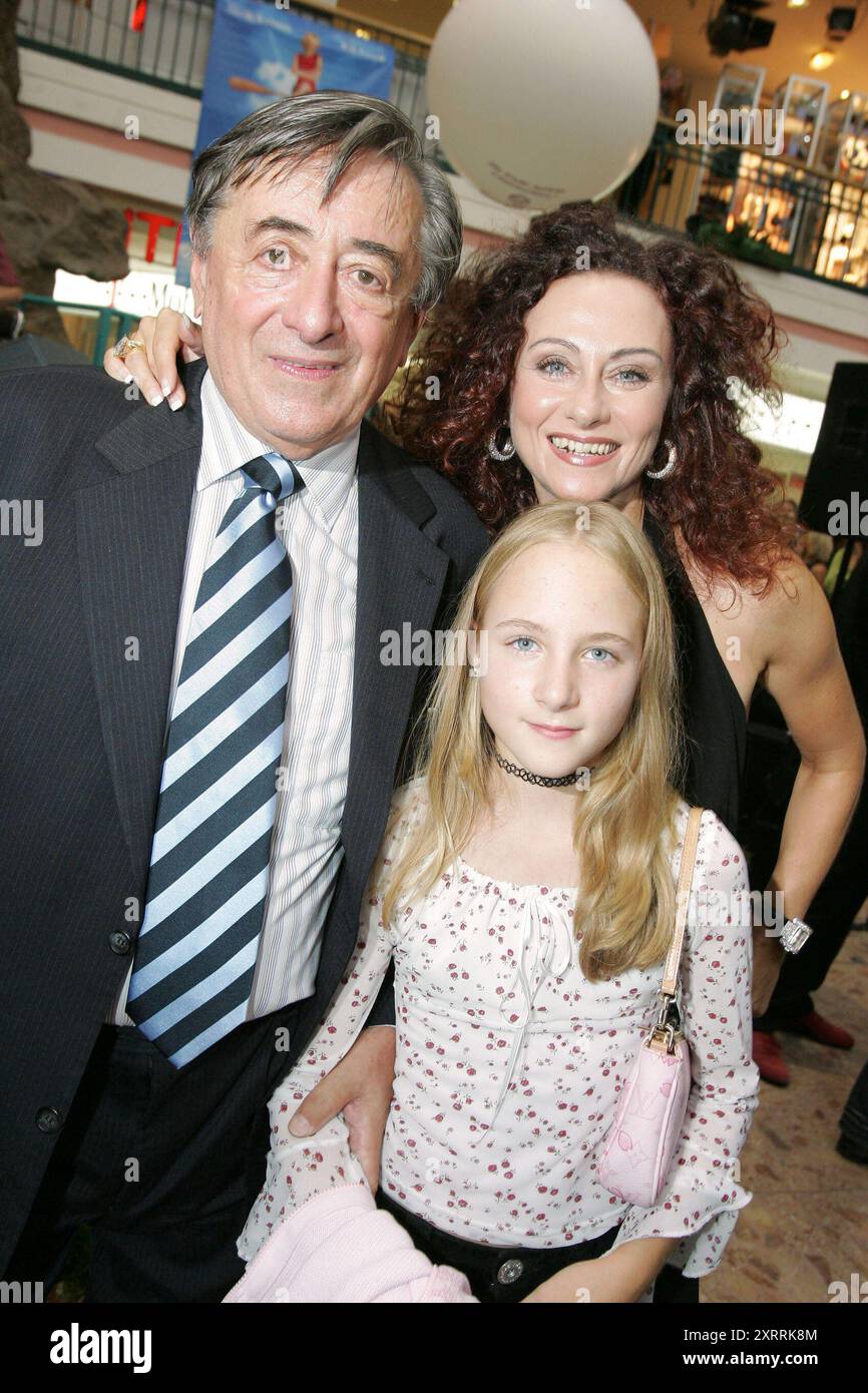 Lugner Kino City Eröffnung Wien, 31.8.2005 Jeannine, Christina und Richard Lugner Wien Österreich *** Lugner Kino City ouverture Vienne, 31 8 2005 Jeannine, Christina et Richard Lugner Vienne Autriche vr 1496746 Banque D'Images