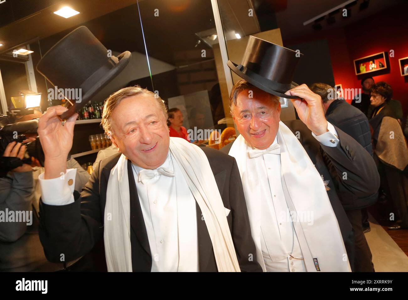 Richard LUGNER enthüllt sein Ebenbild aus Wachs BEI MADAME TUSSAUDS und feiert 87. Geburtstag Wien, 10.10.2019 Richard LUGNER und Wachsfigur Wien Österreich *** Richard LUGNER dévoile son image de cire à MADAME TUSSAUDS et célèbre ses 87 ans Vienne, 10 10 2019 Richard LUGNER et sa figure de cire Vienna Austria vr 35175107 Banque D'Images