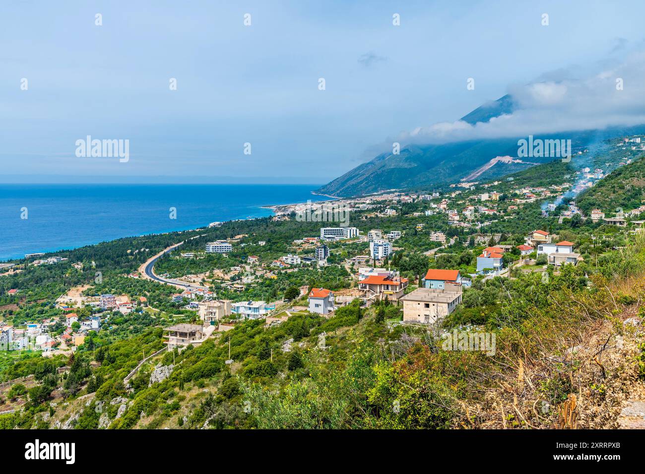 Une vue sur la colonie de Dhermi et le parc national de Llogara, Albanie en été Banque D'Images