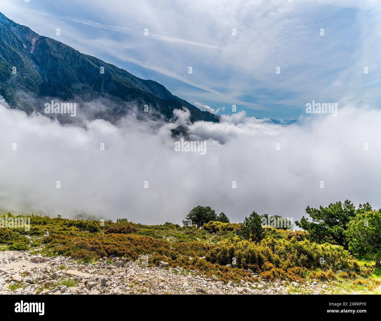 Une vue vers le bas sur les nuages ci-dessous dans le parc national de Llogara, Albanie en été Banque D'Images